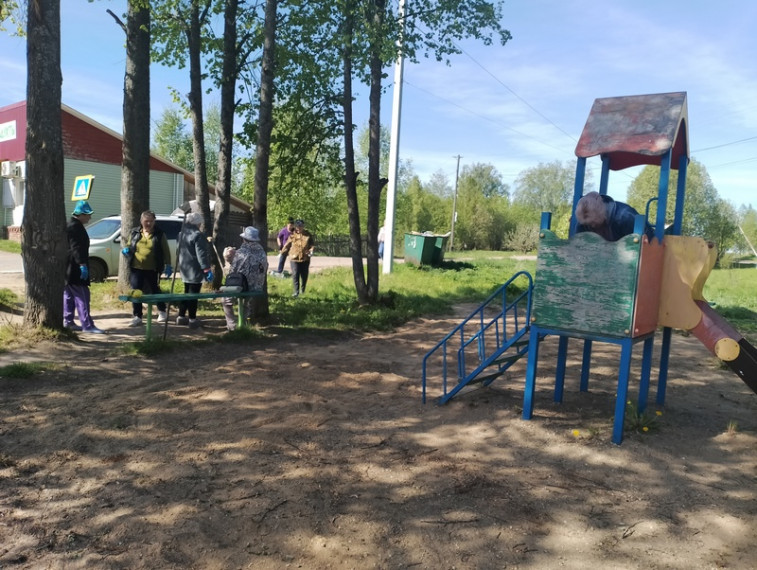 Инициативная группа жителей д.Марфино провела субботник  на детской площадке.